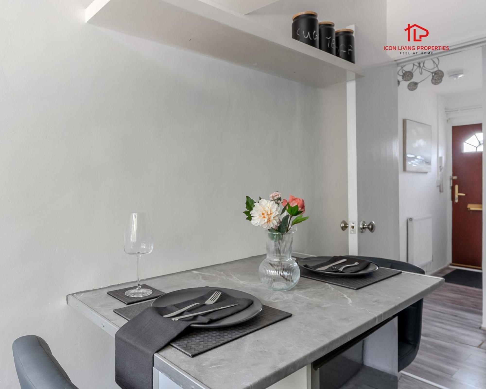 Spacious 1 Bed Flat For Contractors Leisure And Relocation Guests By Icon Living Properties Short Lets And Serviced Accommodation Barking Exteriör bild