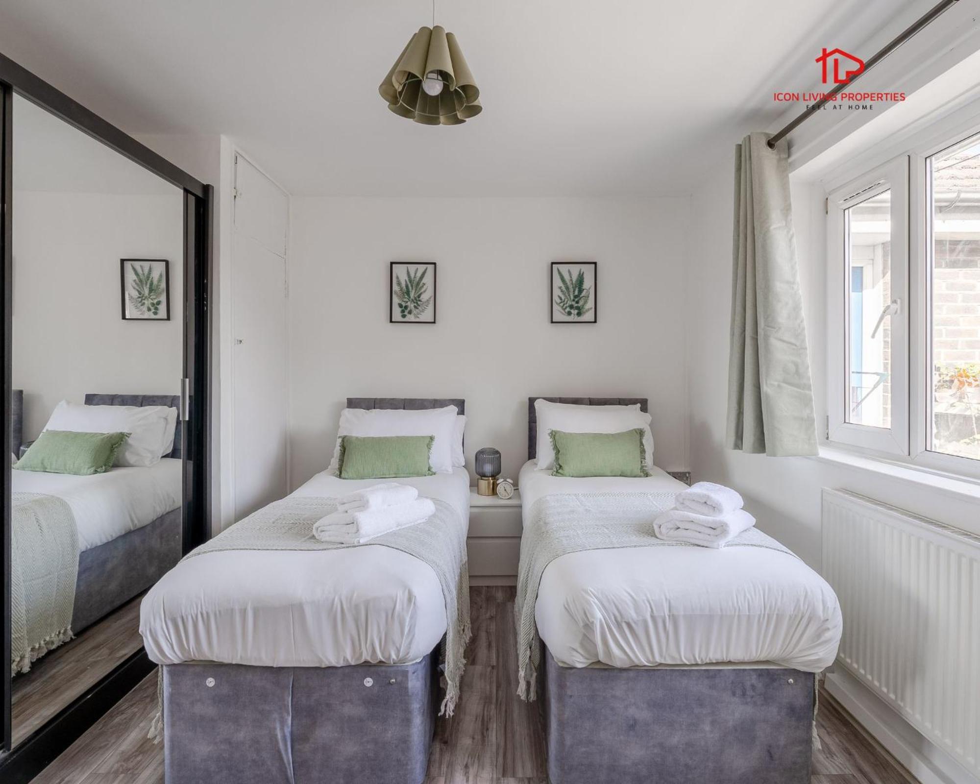 Spacious 1 Bed Flat For Contractors Leisure And Relocation Guests By Icon Living Properties Short Lets And Serviced Accommodation Barking Exteriör bild