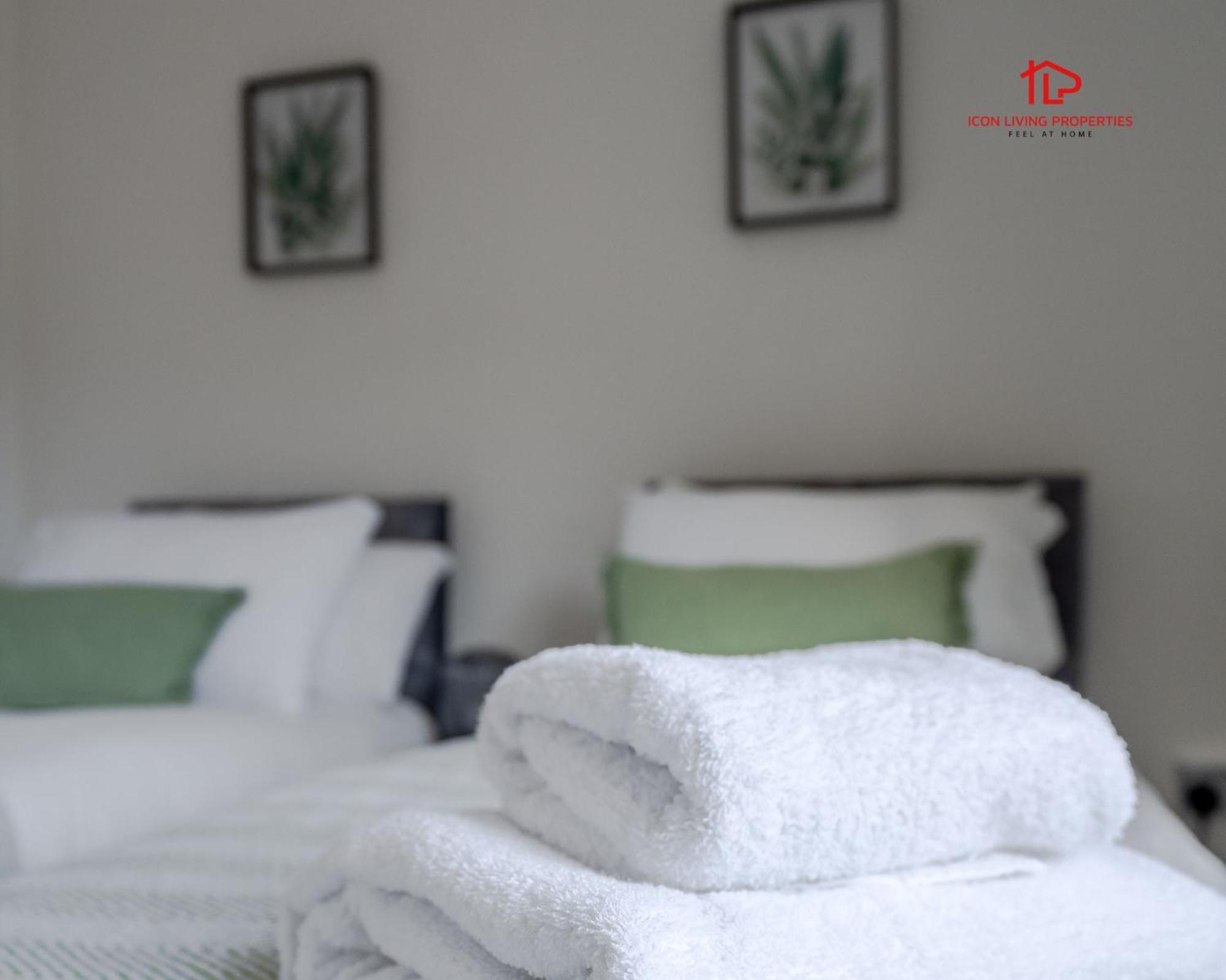 Spacious 1 Bed Flat For Contractors Leisure And Relocation Guests By Icon Living Properties Short Lets And Serviced Accommodation Barking Exteriör bild