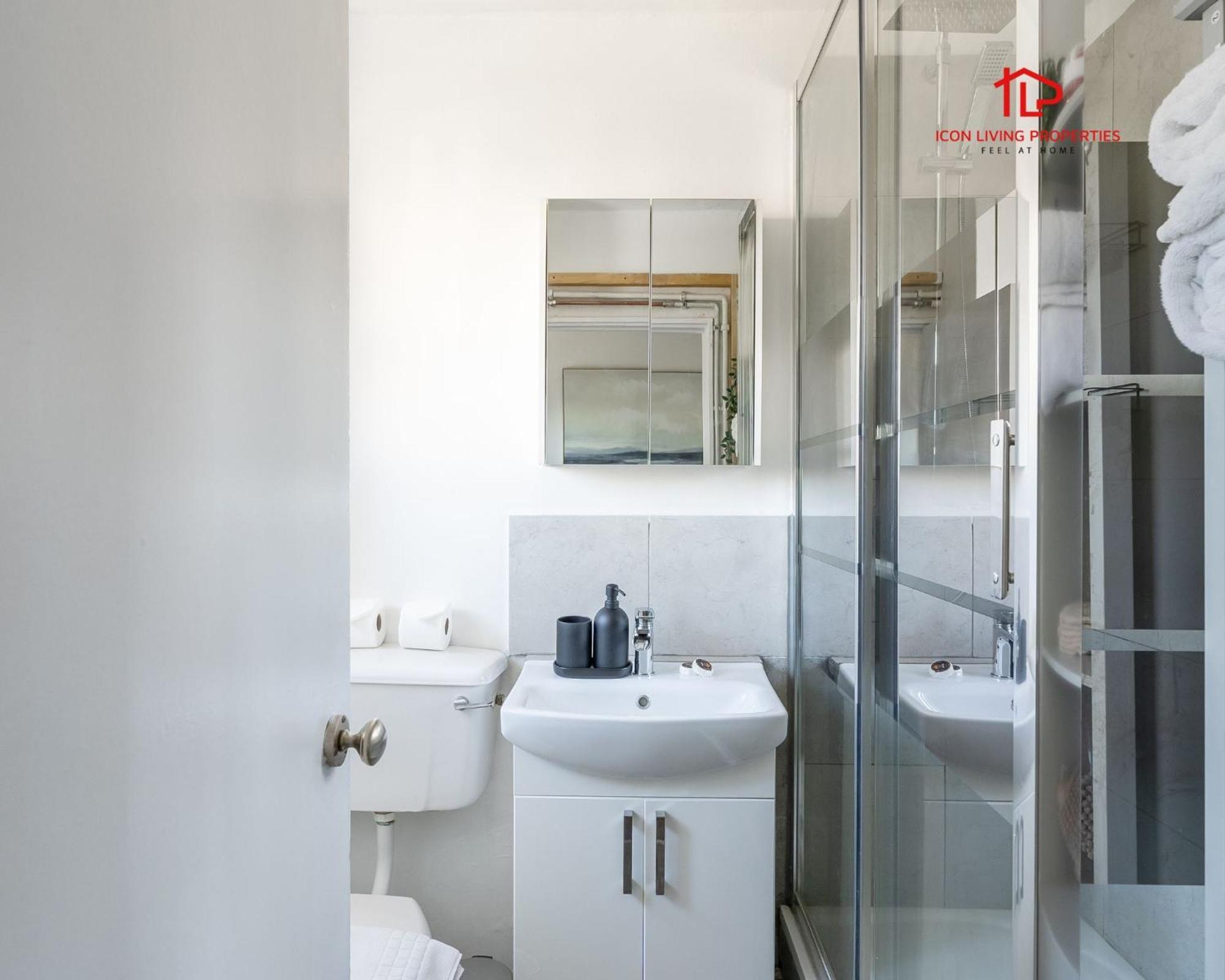 Spacious 1 Bed Flat For Contractors Leisure And Relocation Guests By Icon Living Properties Short Lets And Serviced Accommodation Barking Exteriör bild